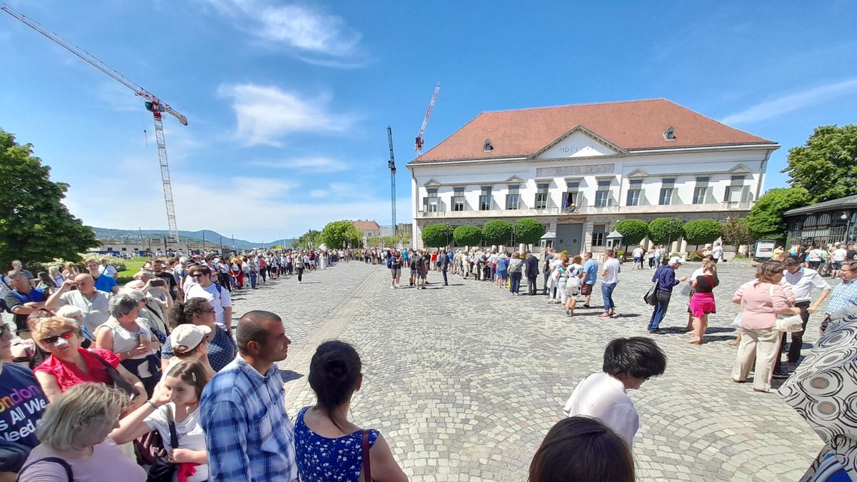 Tömegek várakoznak a Sándor-palota előtt, ma bárki bejuthat