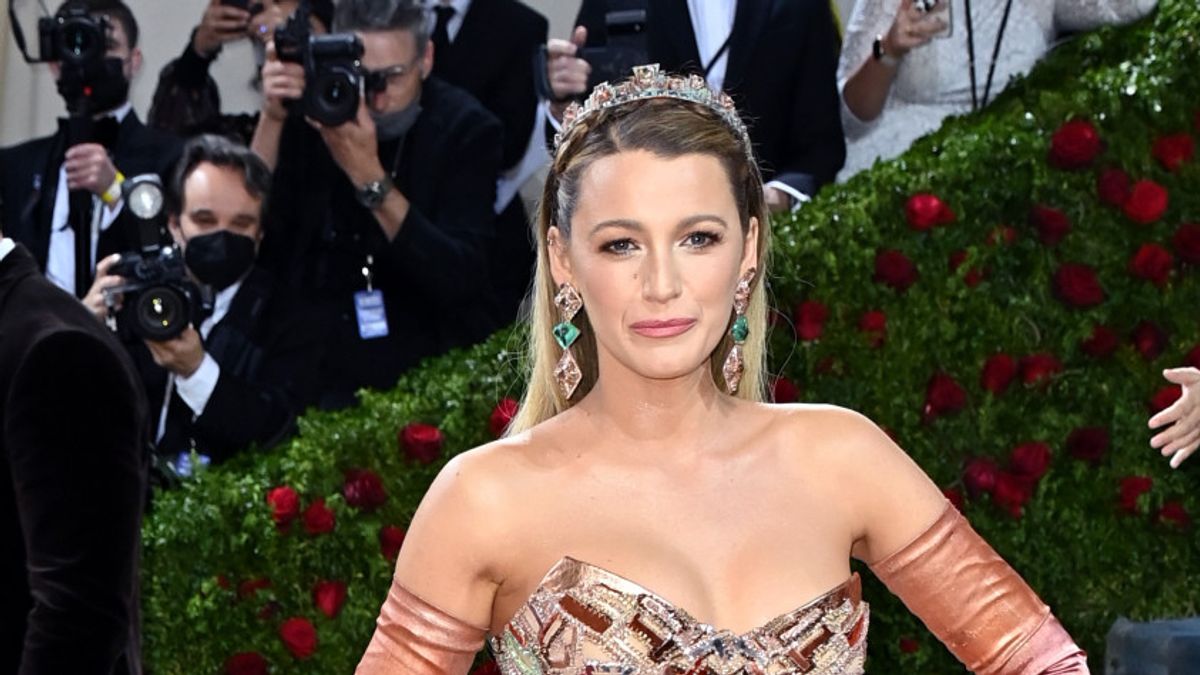 Végre kiderült, hogy változott át másik ruhává Blake Lively estélyije a MET-gálán