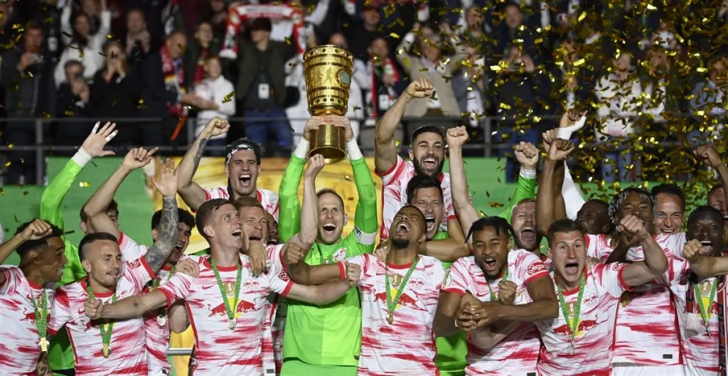 Gulácsi itt még csak ismerkedett a Német Kupa-trófeával (mögötte balra Szoboszlai, mellette jobbra a harmadik Orbán)