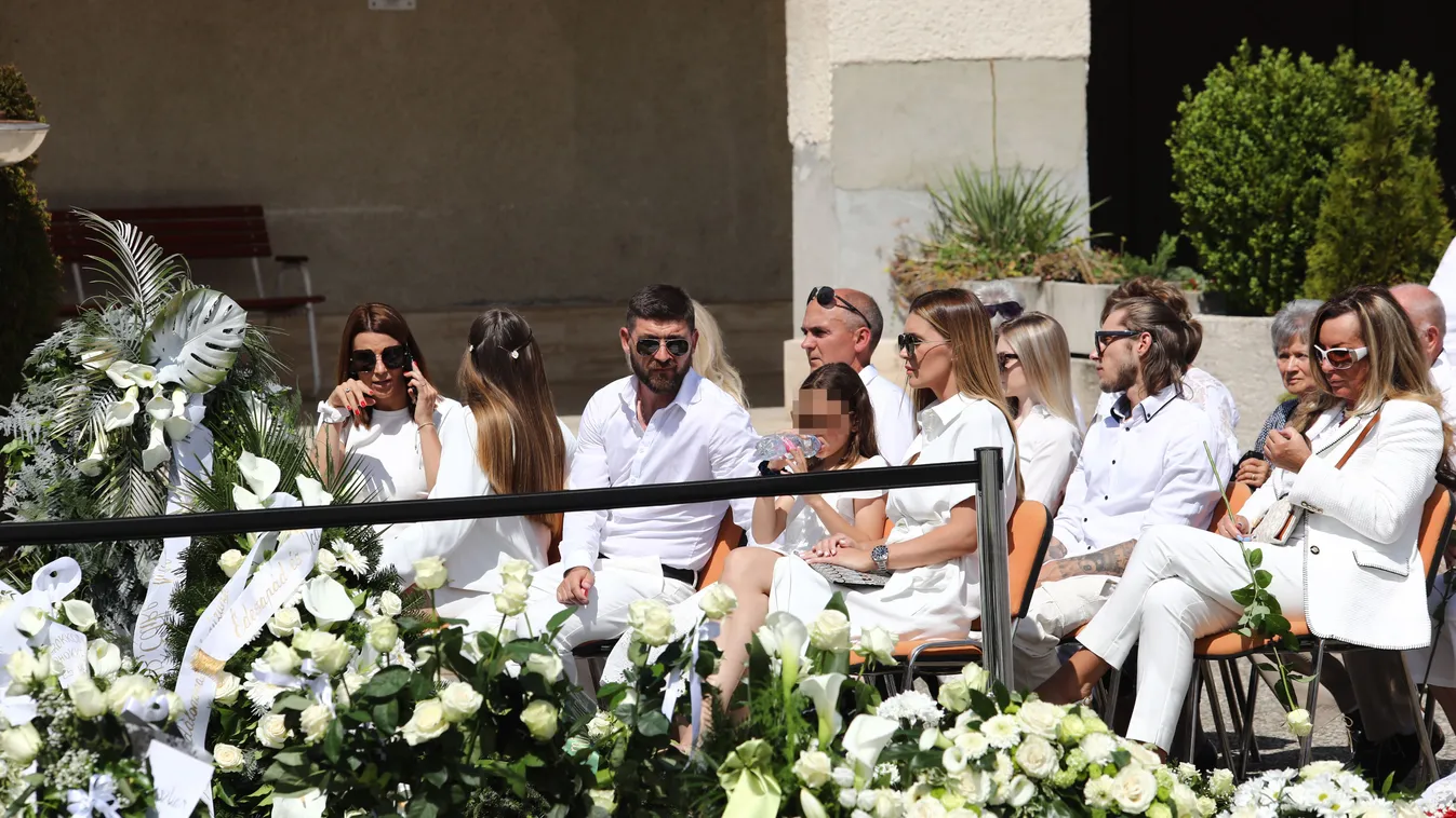 Szívszorító, mit szorongat Natika a temetésen