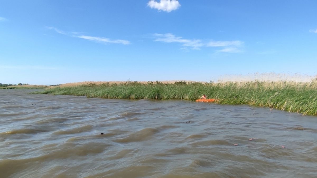 27 embert kellett kimenteni a Tisza-tóból