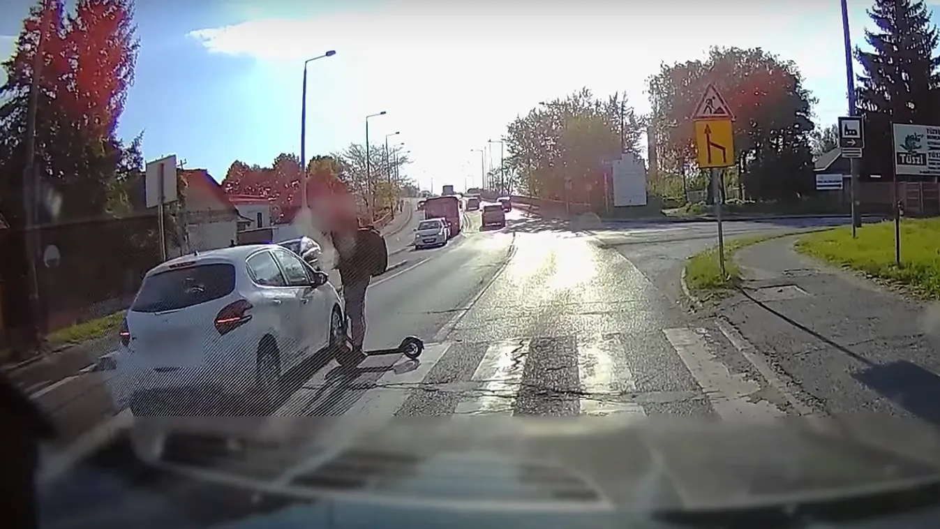 Milliméterek választották el a diákot a kocsitól - Videó