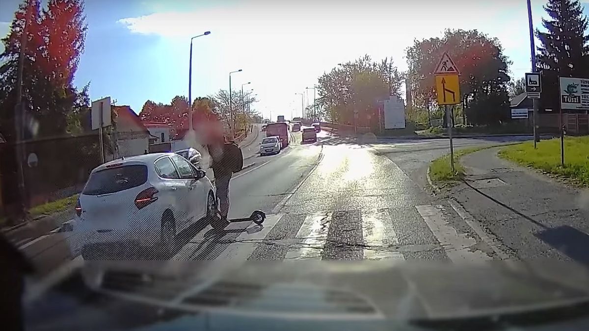 Milliméterek választották el a zebrán átkelő diákot a száguldó kocsitól – Videó