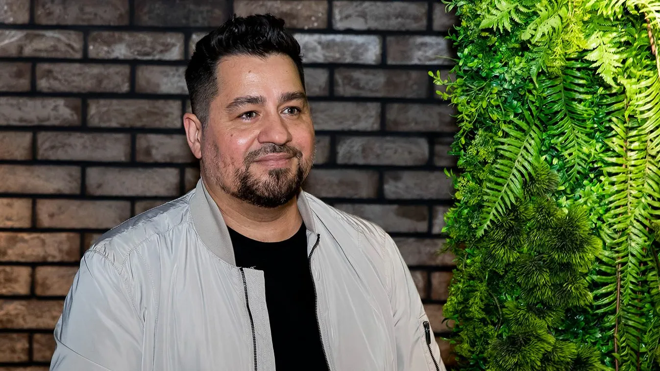 Nyilvánosan üzent egymásnak Caramel és a felesége