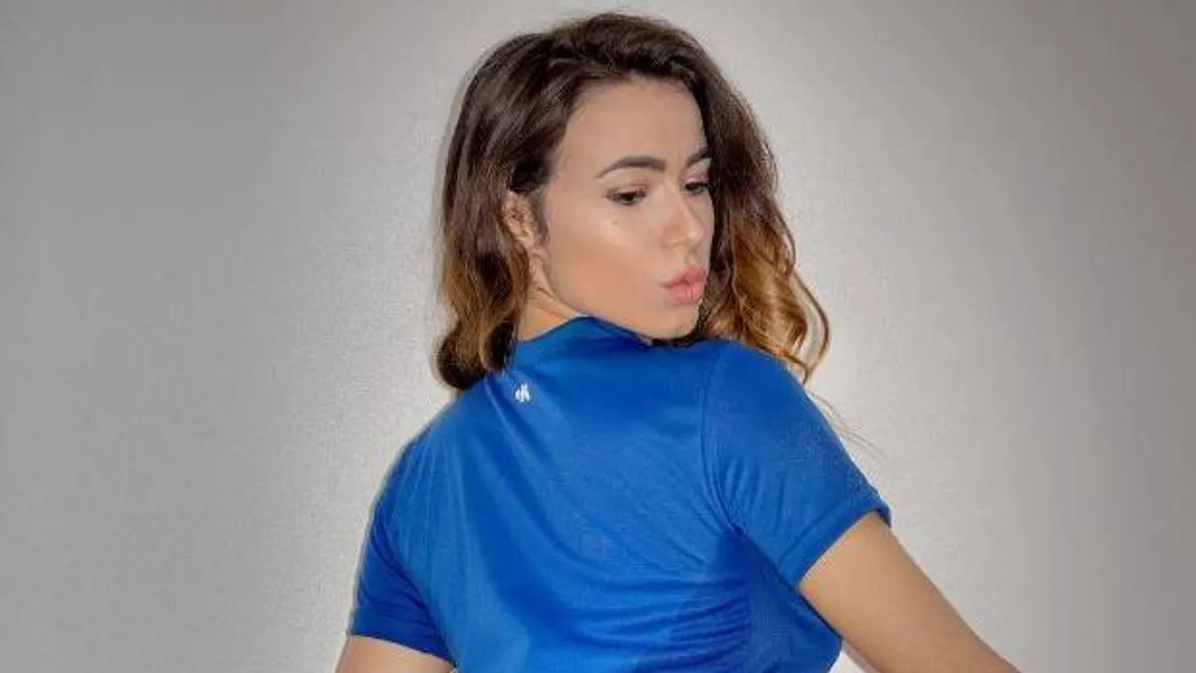 Ledobta a melltartót a dúskeblű bombázó