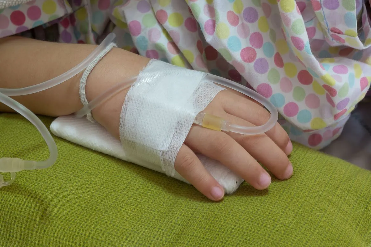 Little,Girl,On,A,Drip,Receiving,A,Saline,Solution,In