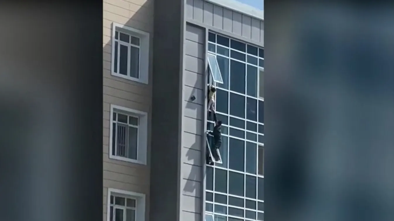 Nyolcadik emeleti ablakból lógott ki egy kislány