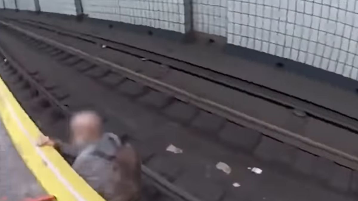 Sokkoló videó: metrósínekre zuhant a vak férfi, méterekre volt a szerelvény