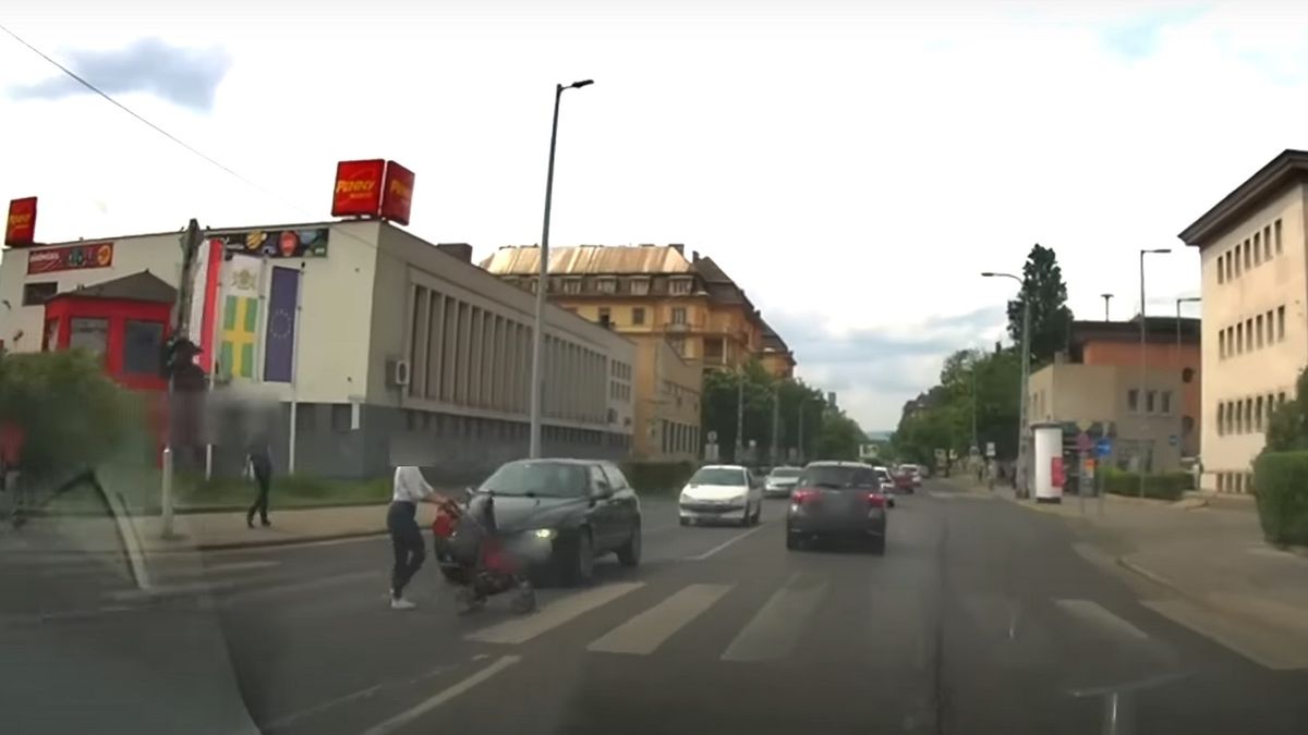 Száguldó autók között tolta át a babakocsit egy nő a Kőbányai úton – Videó