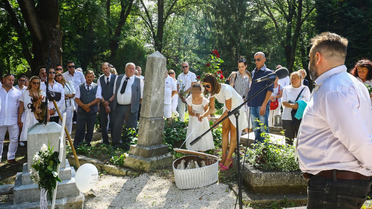 Megindító fotók: Fehér galambokkal búcsúztak Berkitől