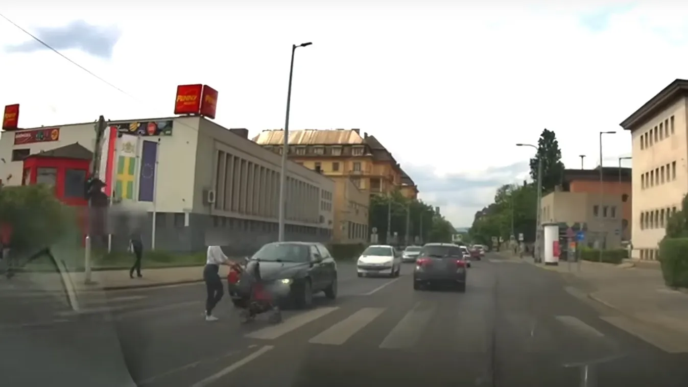Autók között tolta át a babakocsiját egy pesti nő - Videó