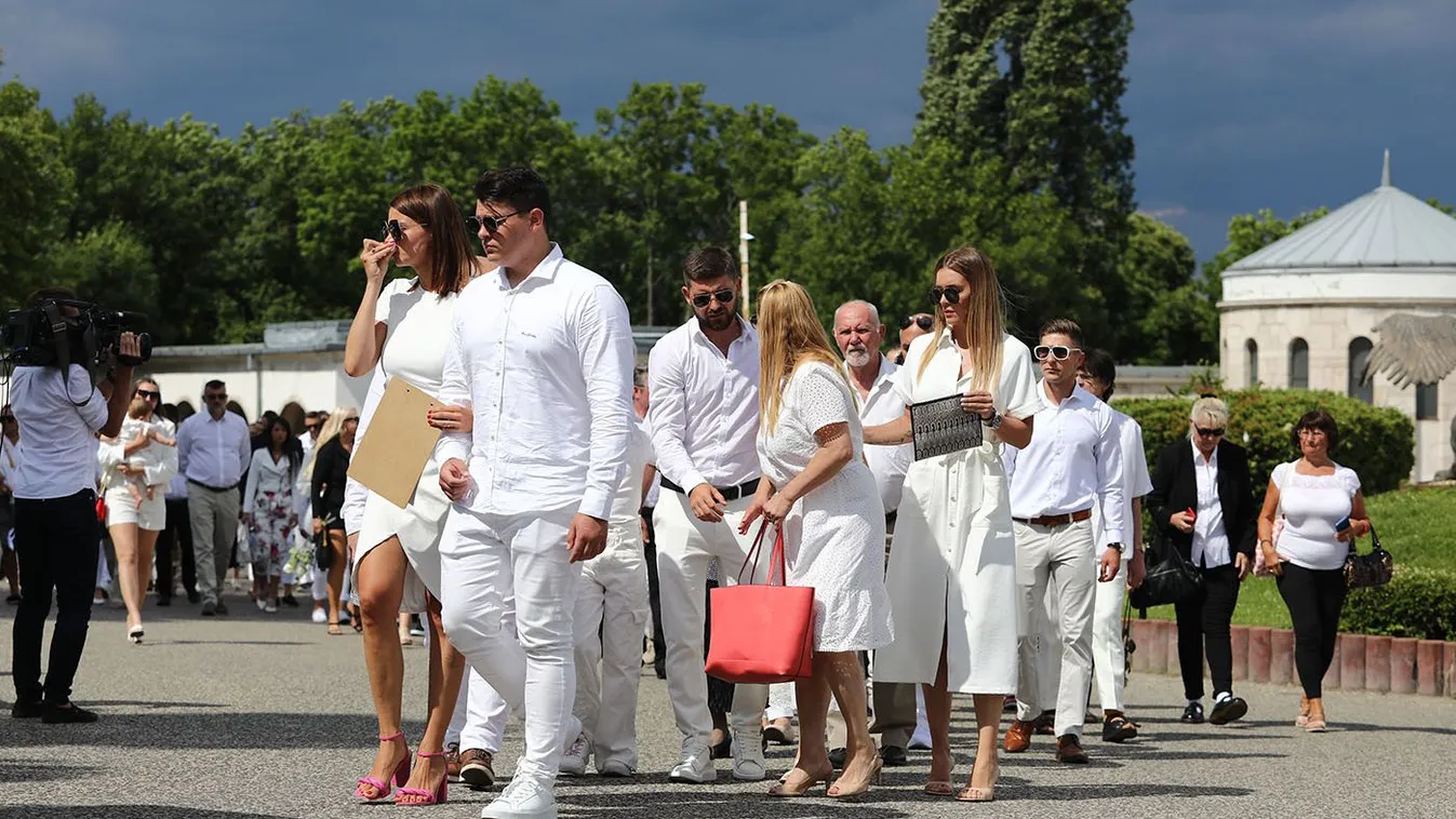 Hófehérben érkeztek meg a gyászolók Berki temetésére