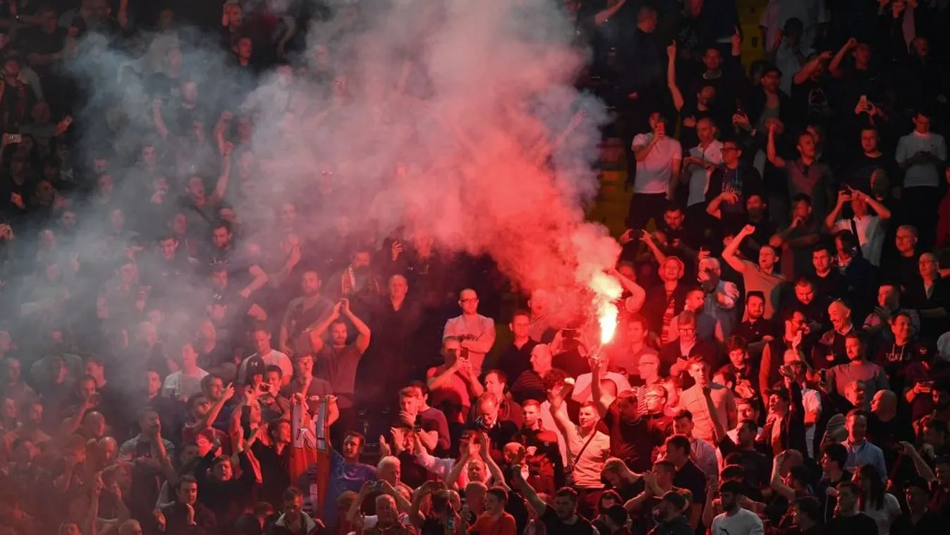 Óriási balhé a városban, rendőrök is megsérültek