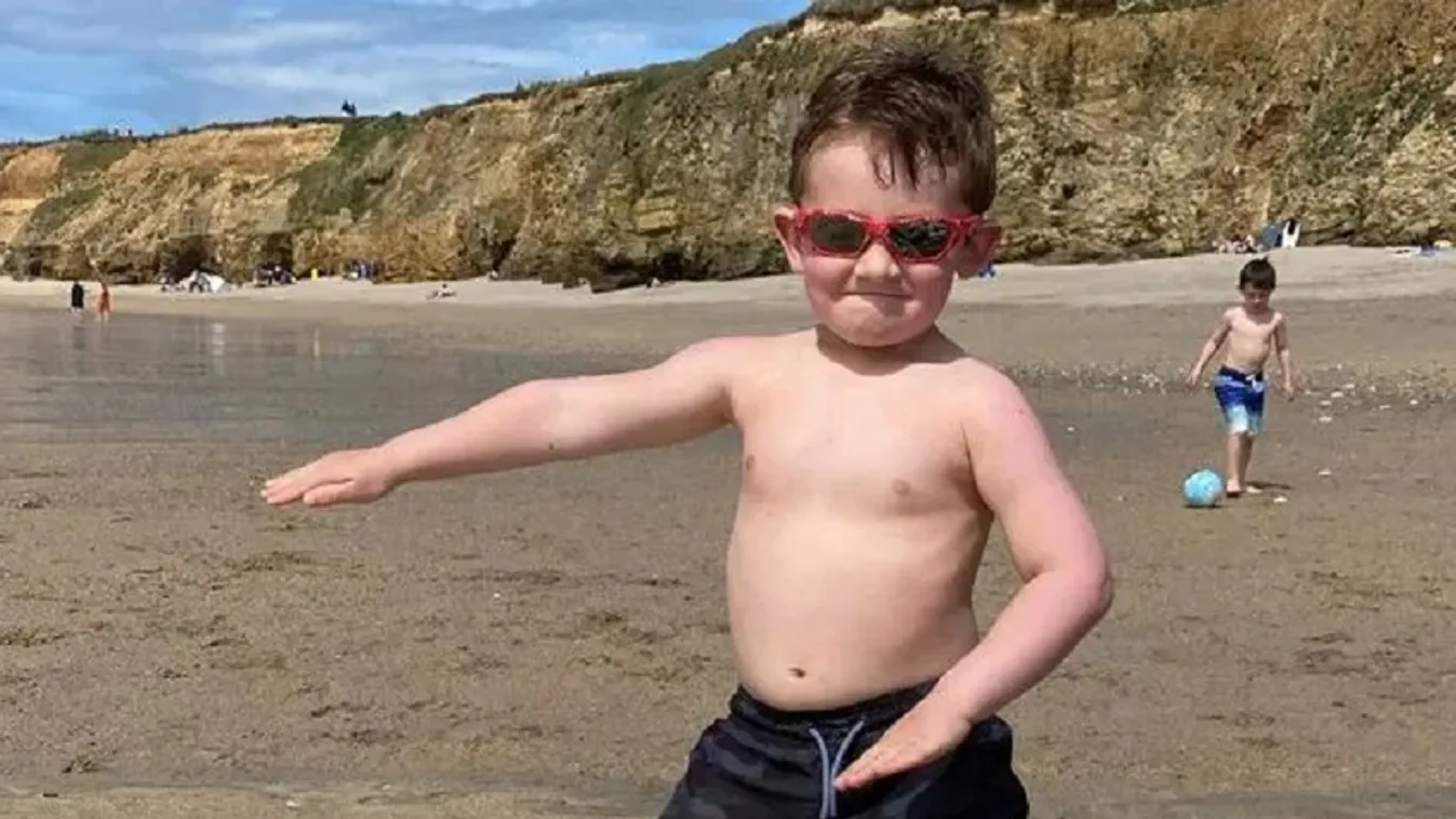 Mentővel vitték el a 4 éves Ezekielt a strandról
