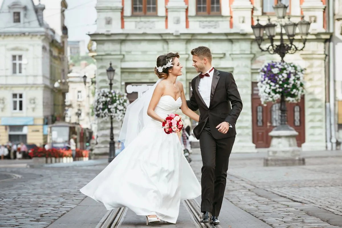 Wedding,Photo,Shooting.,Bride,And,Bridegroom,Walking,In,The,City.