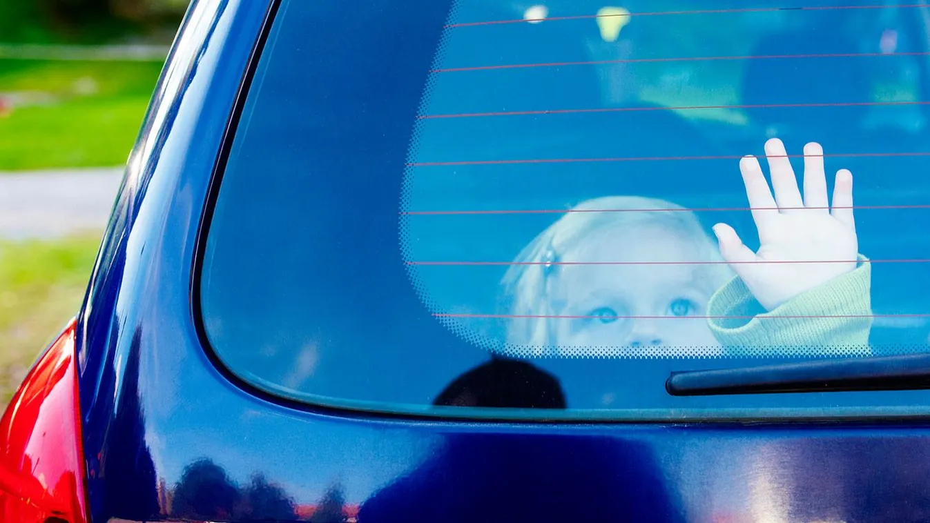 Újra bezártak egy kisgyereket a forró autóba

