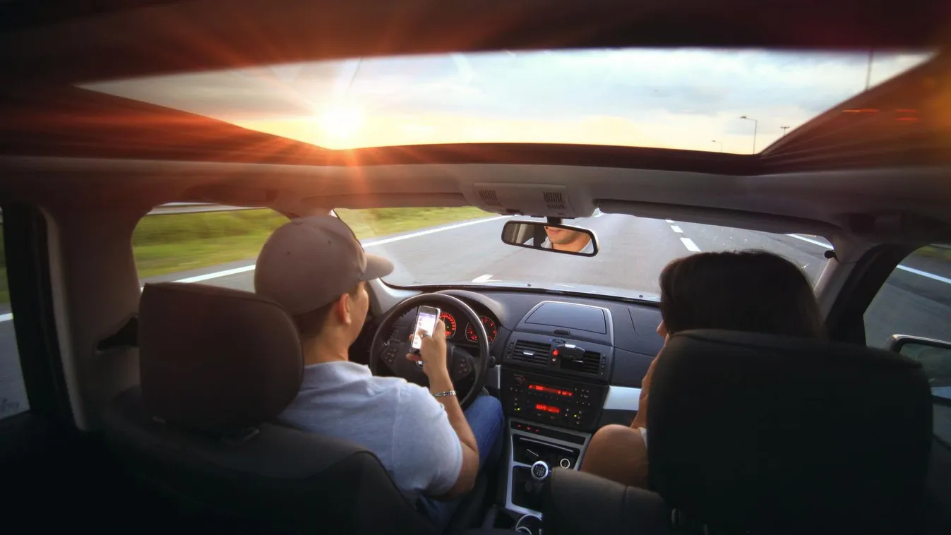 Így emelkedik a hőmérő higanyszála a bezárt autóban nyáron