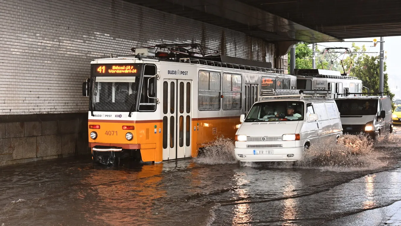Óriási volt a káosz: Megbénultak a városok az özönvíz miatt