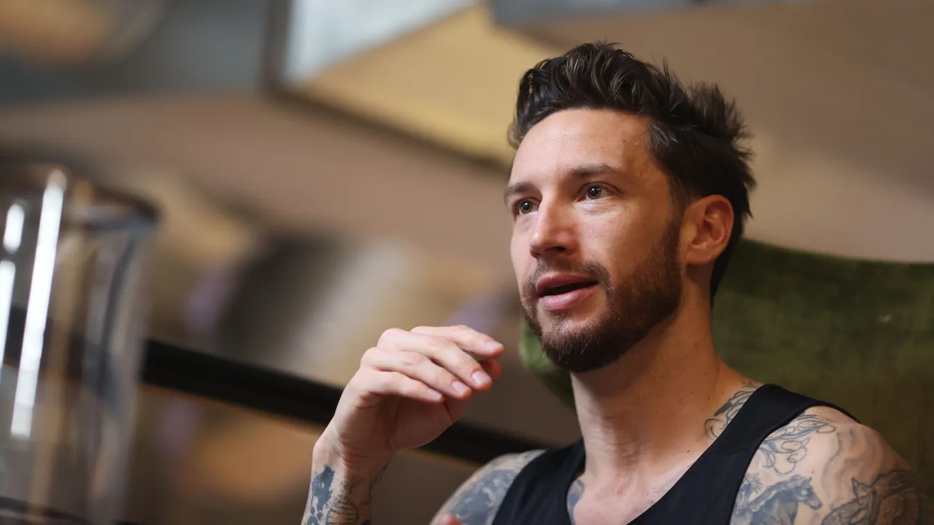 Ő az a szőke szépség, akivel Shane Tusupot csókolózni látták