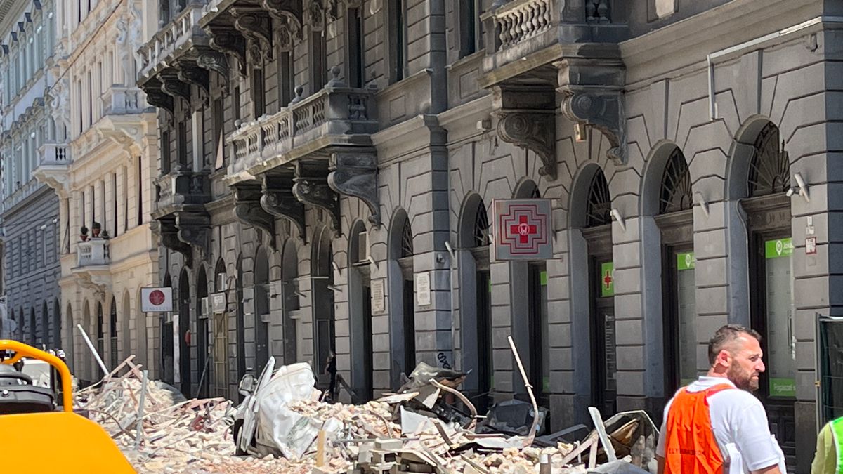 Megdöbbentő képek a helyszínről: leszakadt egy Jókai utcai ház tetőzete, többen megsérültek