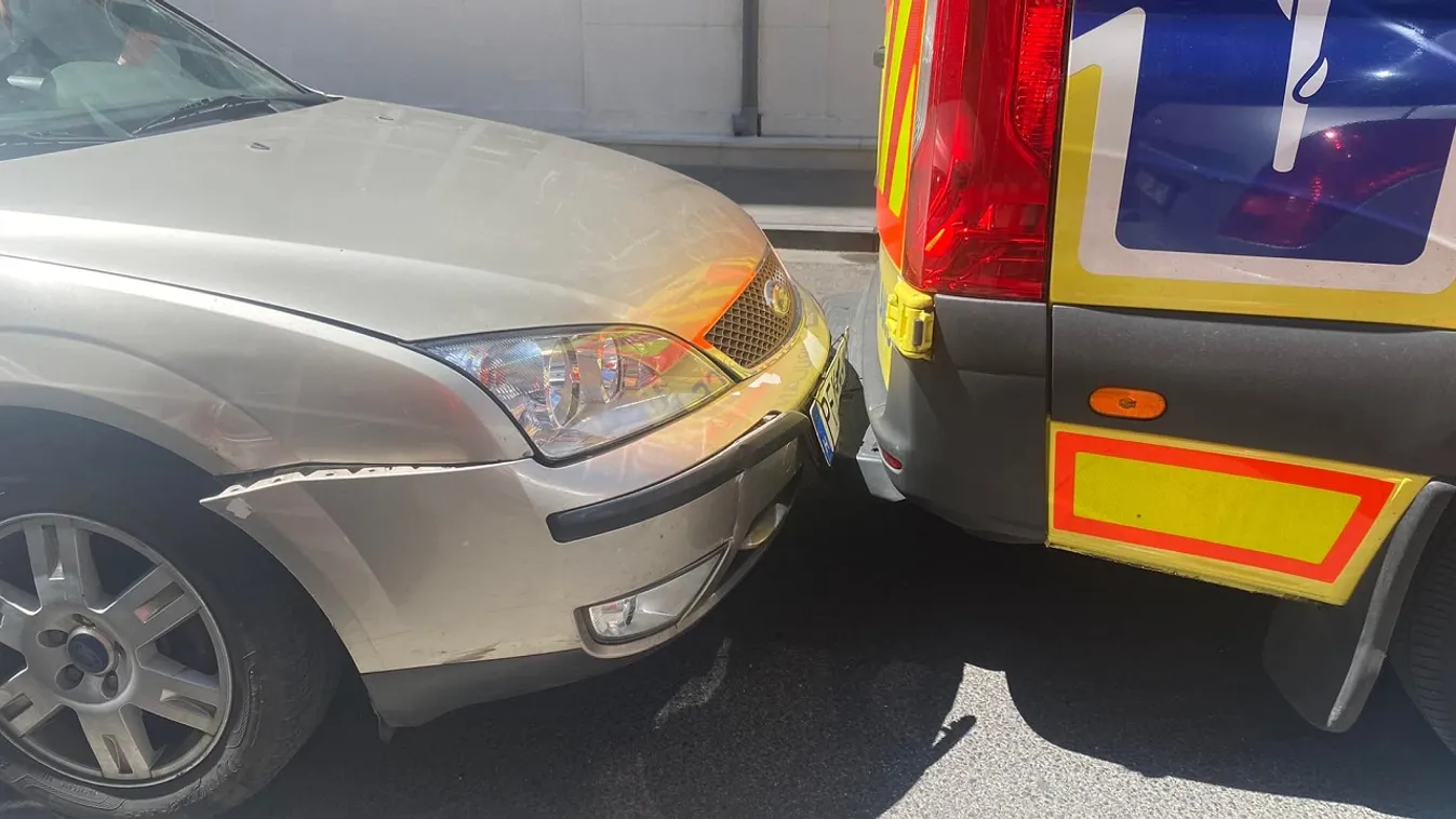 Tragédia Budapesten: mentőnek hajtott egy autós - Fotó