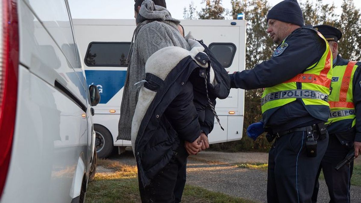 Fegyverekkel érkeznek az agresszív migránsok