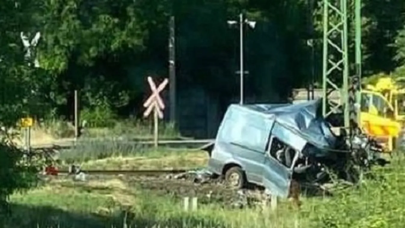 Tragédia Cegléden: vonat elé hajtott egy teherautós - Fotó