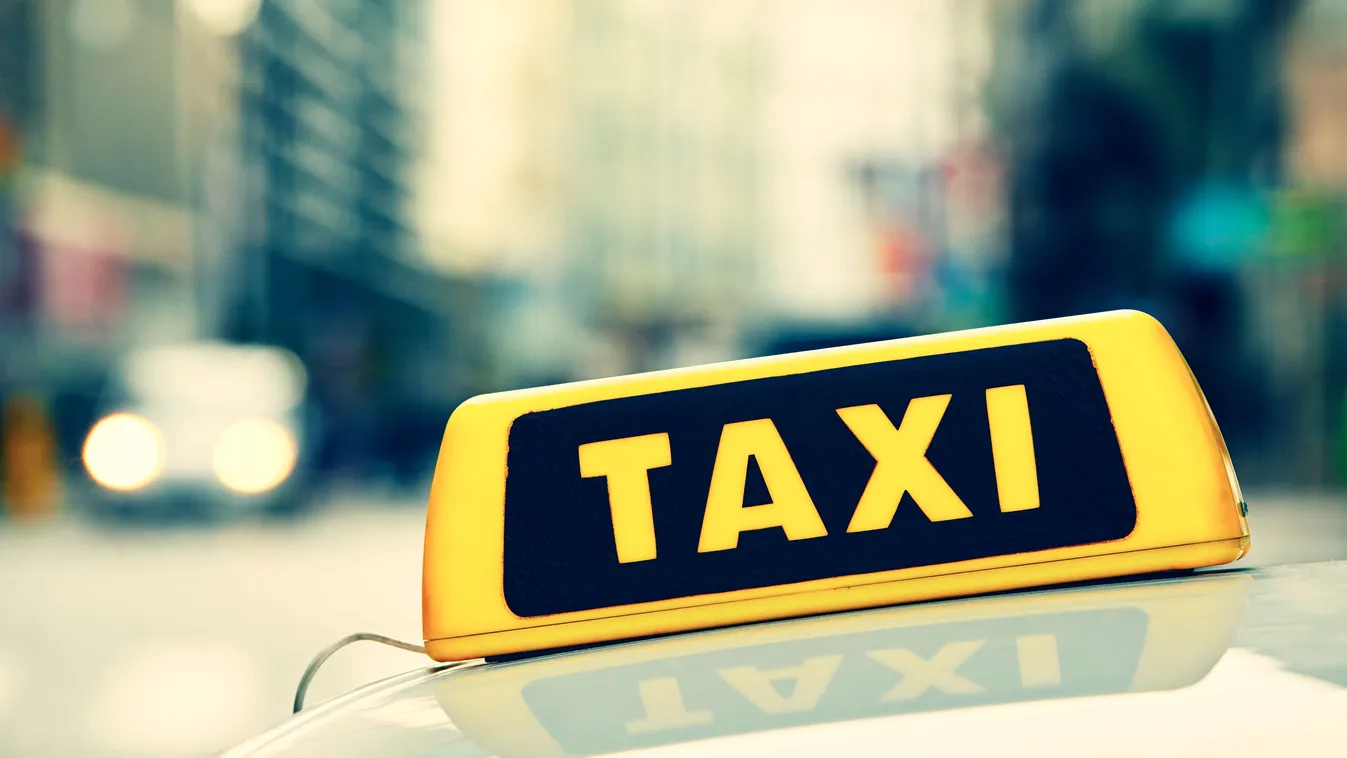 Felcsaptak a lángok a taxiból Budapest belvárosában