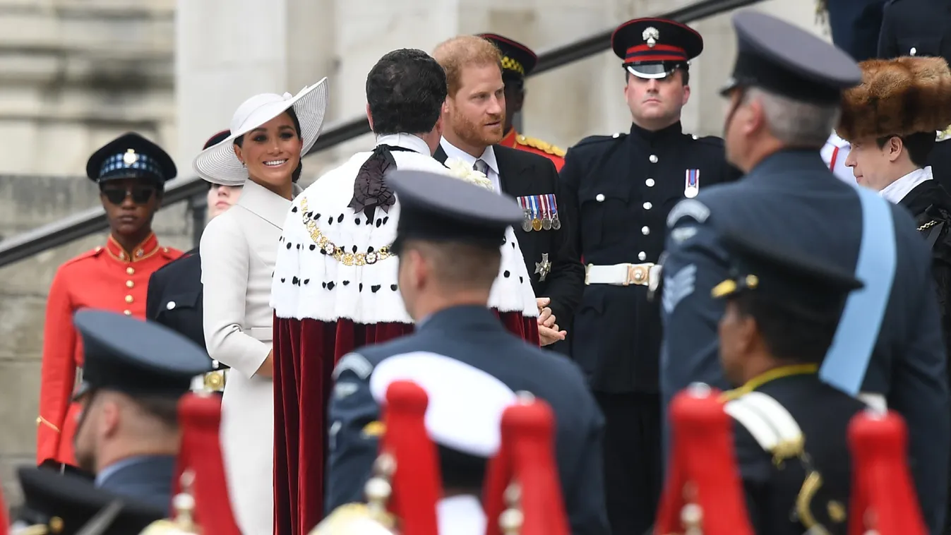 A nagy pillanat: Harryék újra együtt a királyi családdal