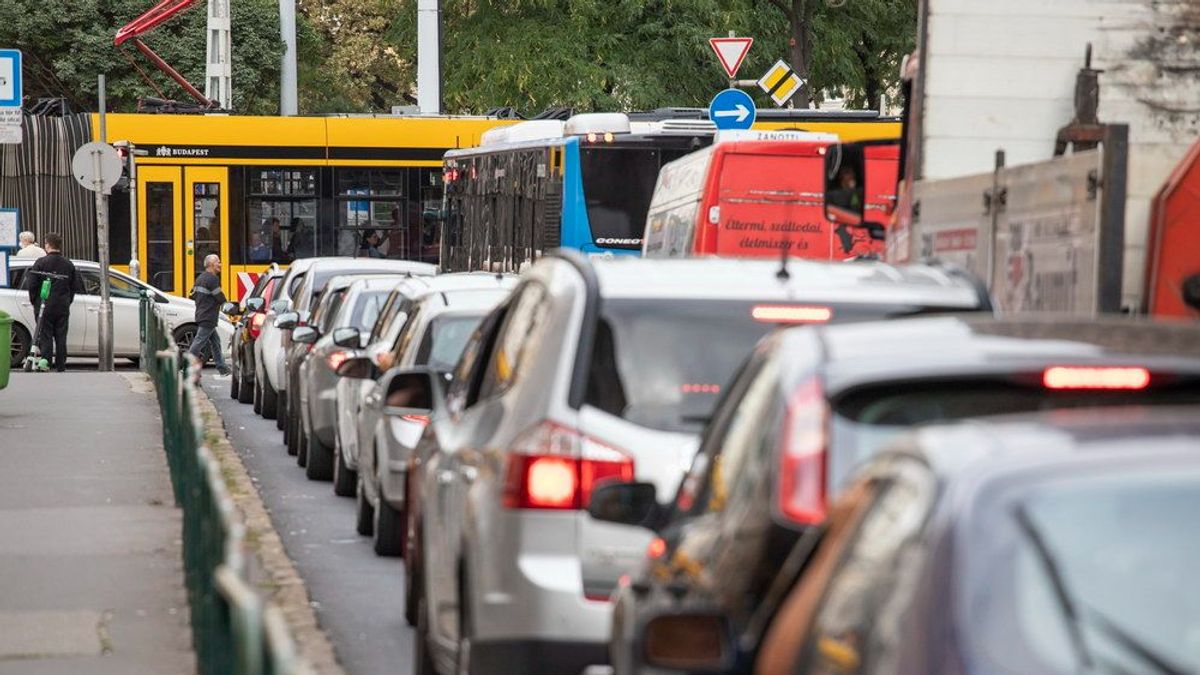 Hatalmas a torlódás a Hungárián: Villamosok ütköztek össze