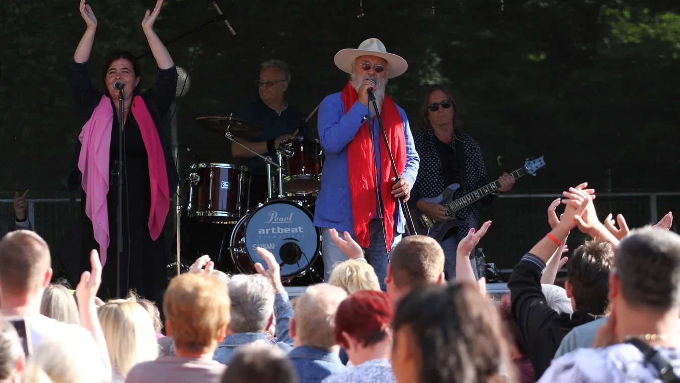 52 éve a színpadon az Apostol: ez a titkuk