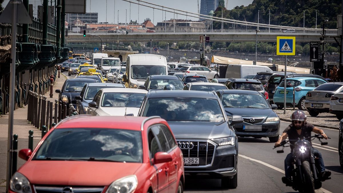 Karácsony-káosz: folytatják az autósok üldözését, dugódíjjal fenyegetnek