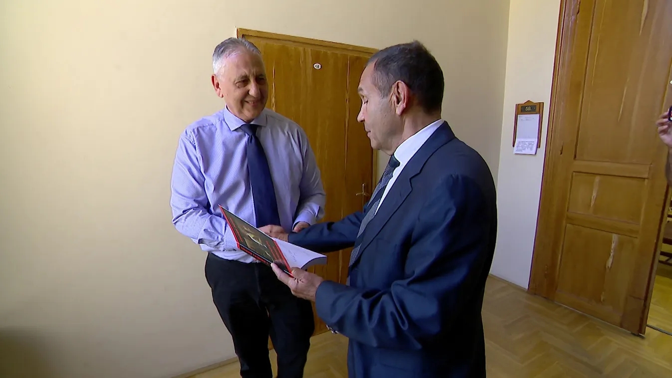 Tasnádi megajándékozta Gyárfást