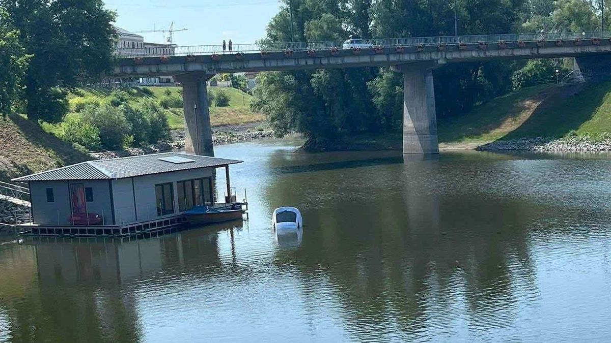 Nem húzta be a kéziféket, csúnyán ráfázott a bajai sofőr - Fotó