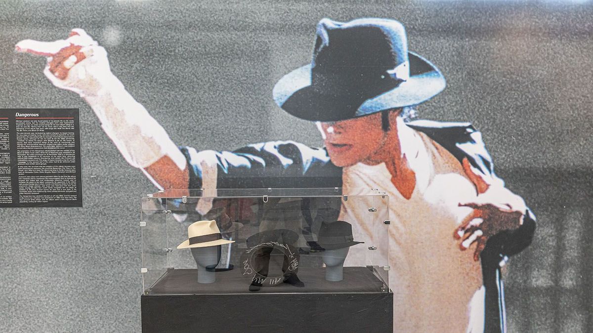 Budapestre került Michael Jackson félkilós, Swarovski-kristályos zoknija