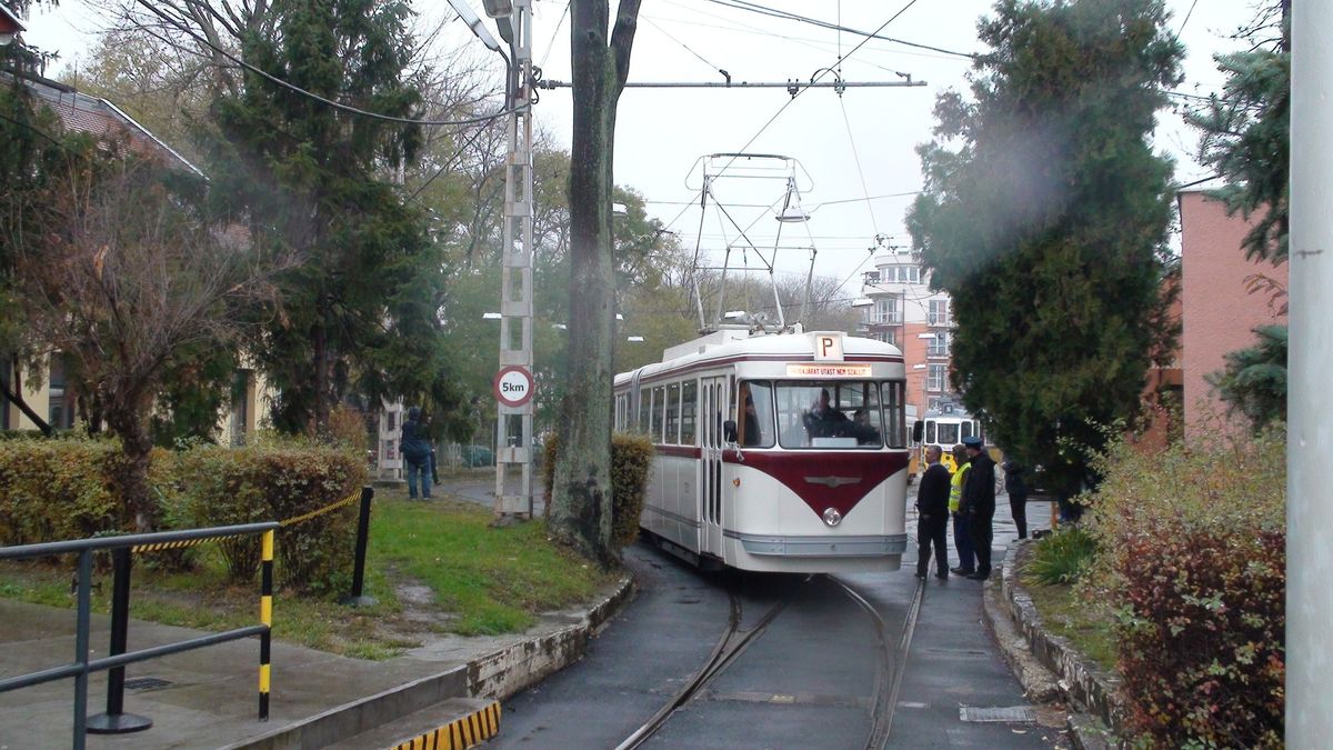 Budapesten először szállít utasokat egy felújított villamos, de utolsó köreit futja egy régi busz