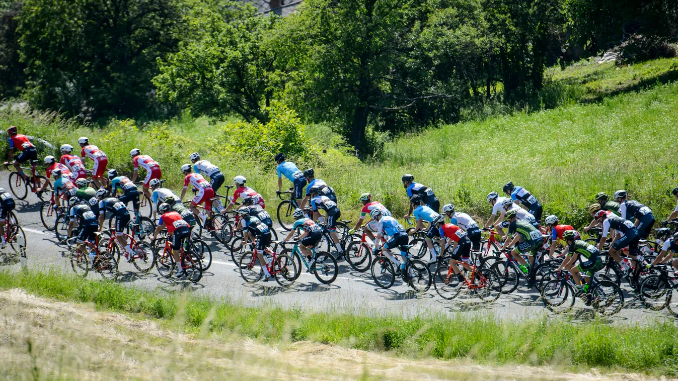 Bringások közé hajtott egy autós
