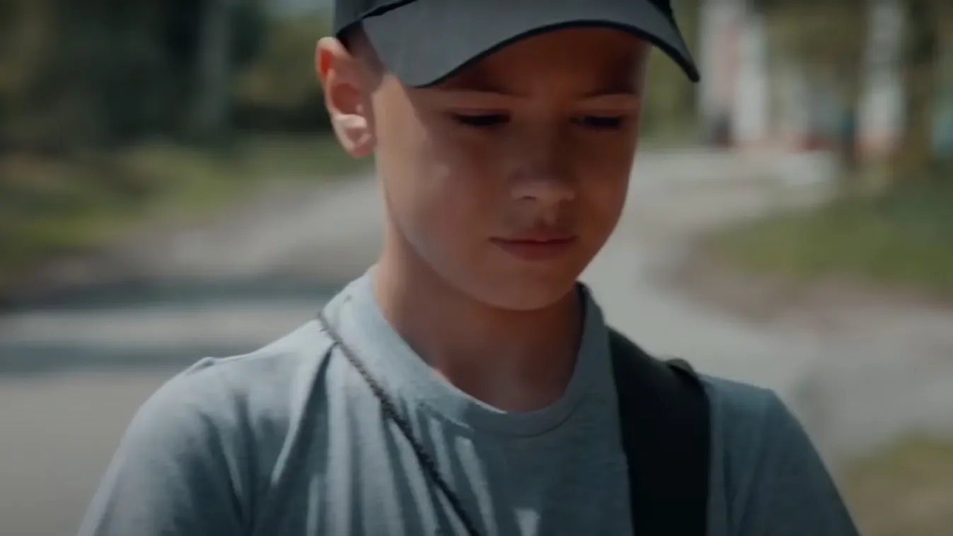 Egy 10 éves fiú játékfegyverrel védi ukrán faluját