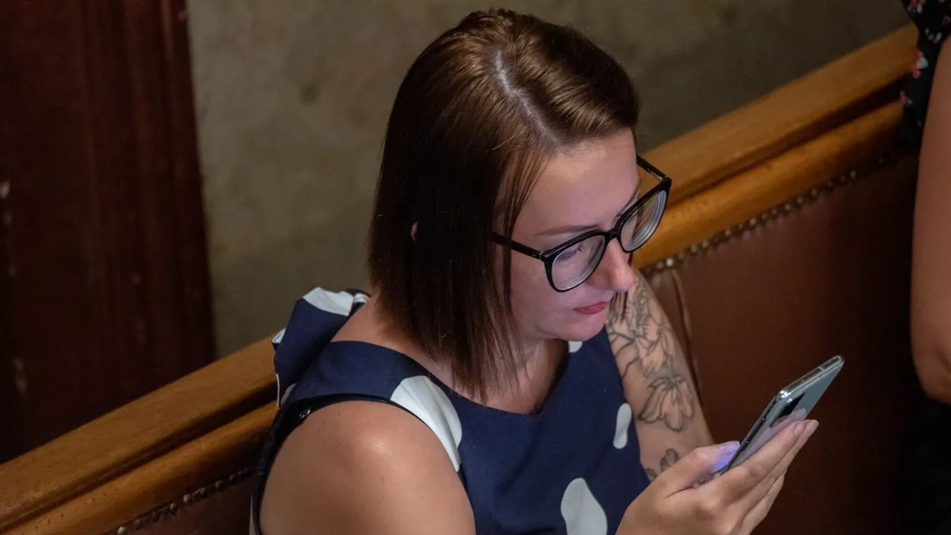 Jakab Péter „mamuszos” élettársa elfoglalta helyét a Parlament díszpáholyában