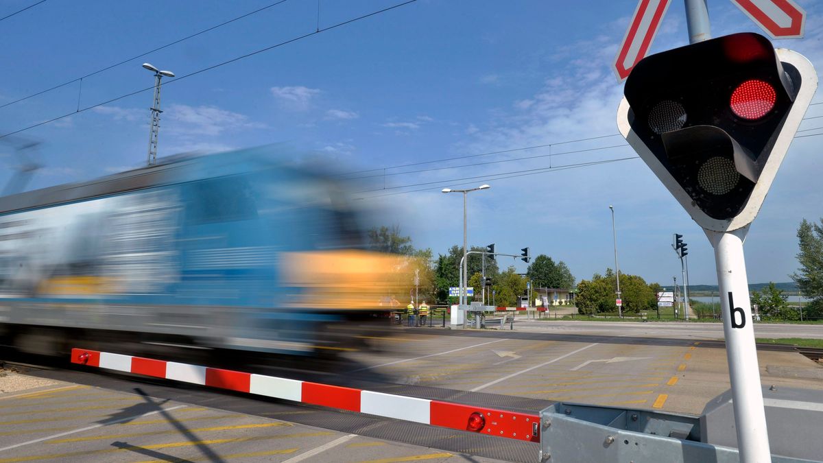 Felsírtak a szirénák: autóval ütközött a vonat, riasztották a mentőket