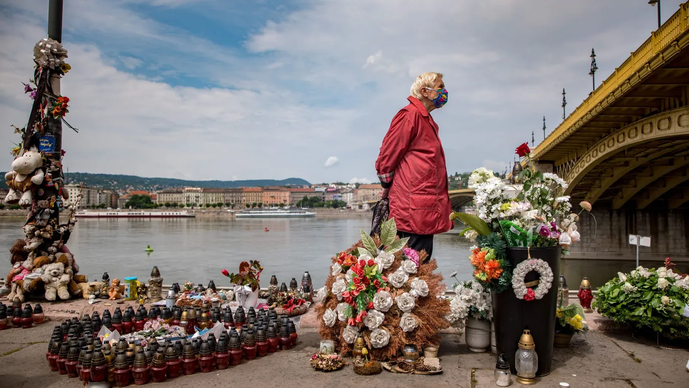 Megható fotó: Megemlékeztek a Hableány sétahajó kiemeléséről