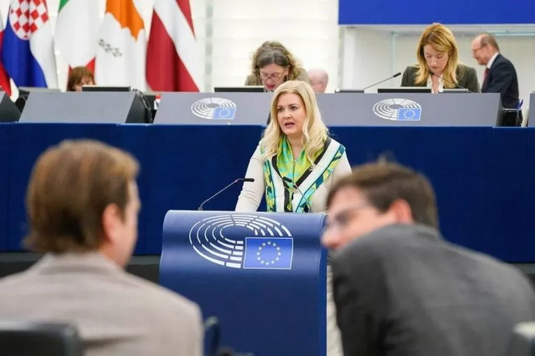 Tóth Edina EP képviselő