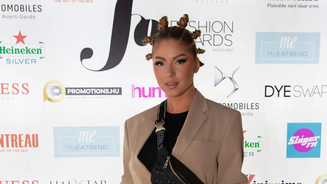 Tolvai Reni a jakuzziban szexizik - Fotó