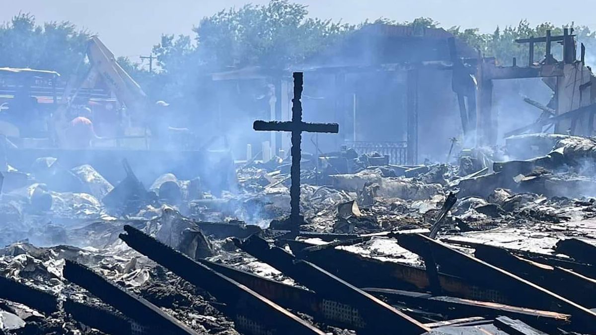 Csoda történt: egyedül az oltárkereszt vészelte át a templomban pusztító tűzvészt