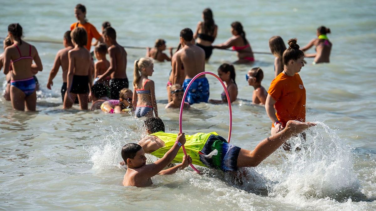 Ilyen a 2022-es nyár: Csúcsforgalom van a Balatonon és a Velencei-tónál – Videó