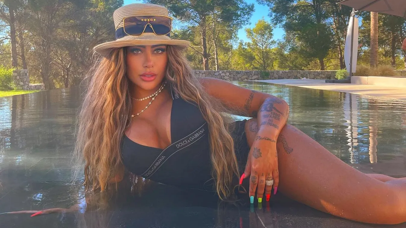 Apró bugyiban, melltartó nélkül terpeszt Neymar dögös húga