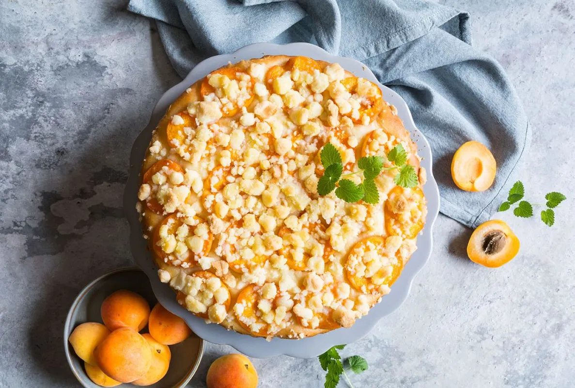 Juicy,Homemade,Apricot,Pie,Topped,With,Streusel