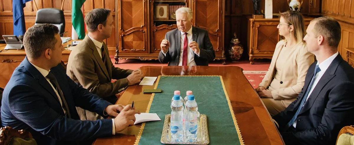 Nyitrai Zsolt, a miniszterelnök főtanácsadója és Jakab István, a Magyar Gazdakörök és Gazdaszövetkezetek Szövetségének (MAGOSZ) elnöke