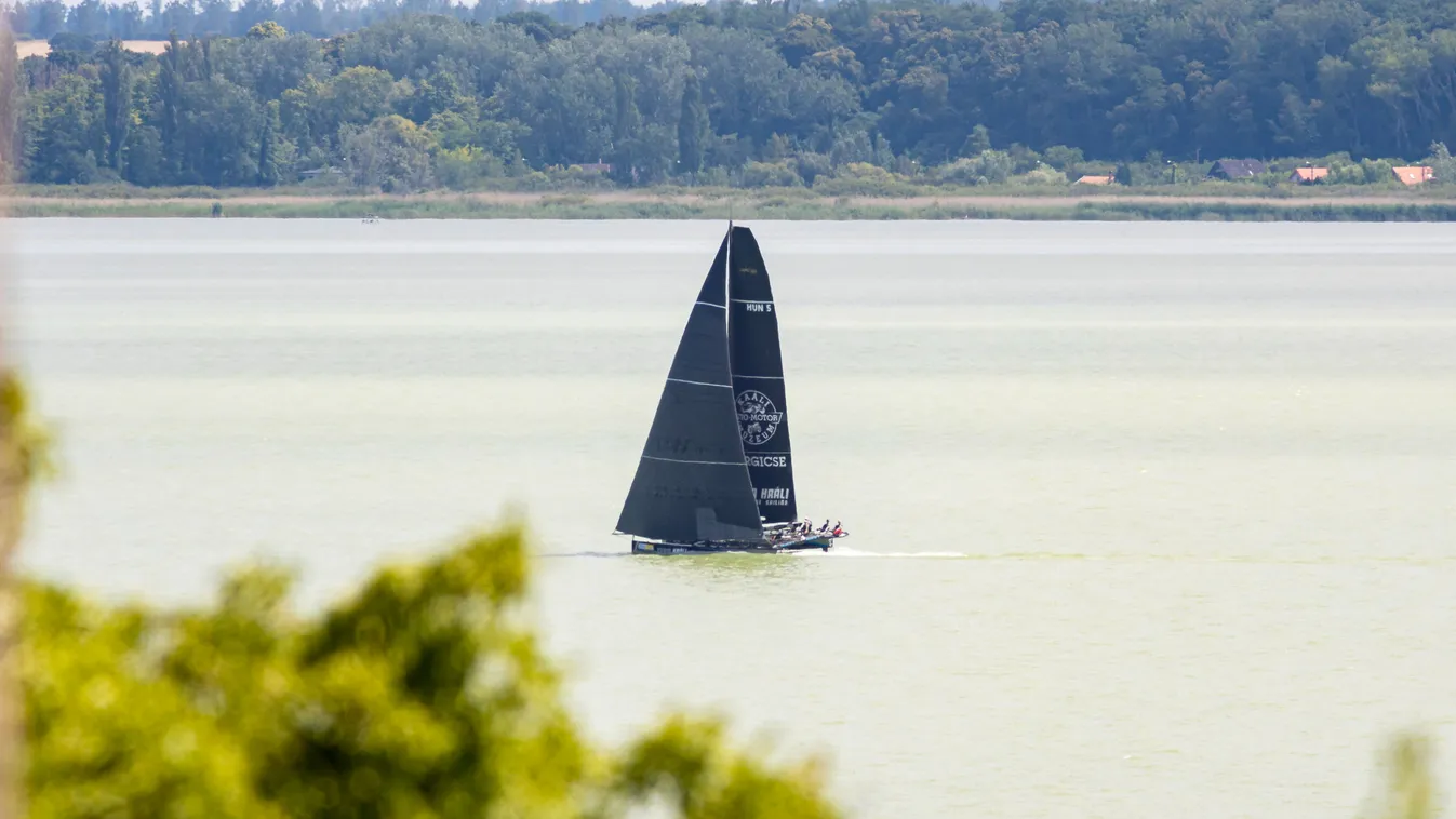 Éjjel felborult egy vitorlás a Balatonon