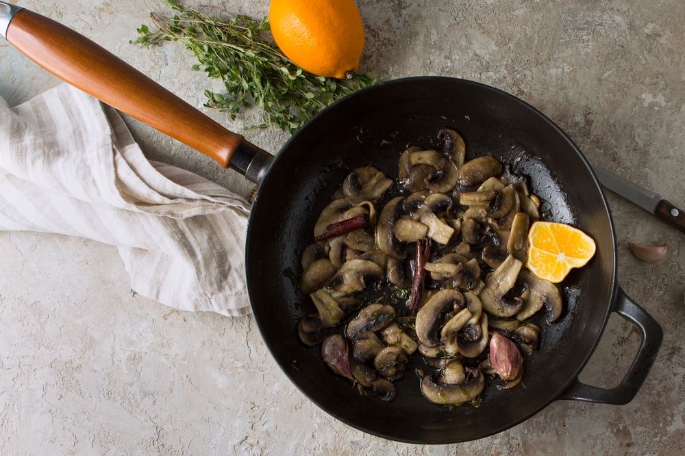 Pan,With,Fried,Champignons,With,Lemon,,Garlic,,Thyme,And,Cinnamon